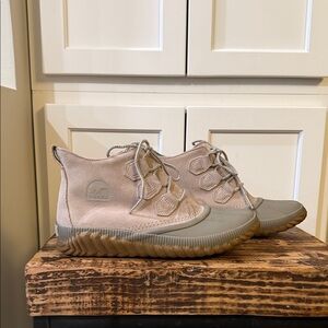 Sorel Women's Tan Lace-Up Winter Boots